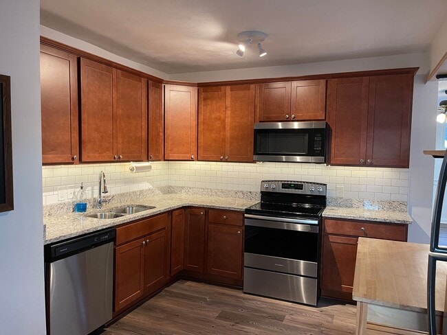 Building Photo - Impeccably Updated 3 BR / 2 BA Ranch