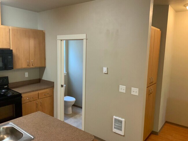 Building Photo - Move In Special!!  Close to Campus on 14th...