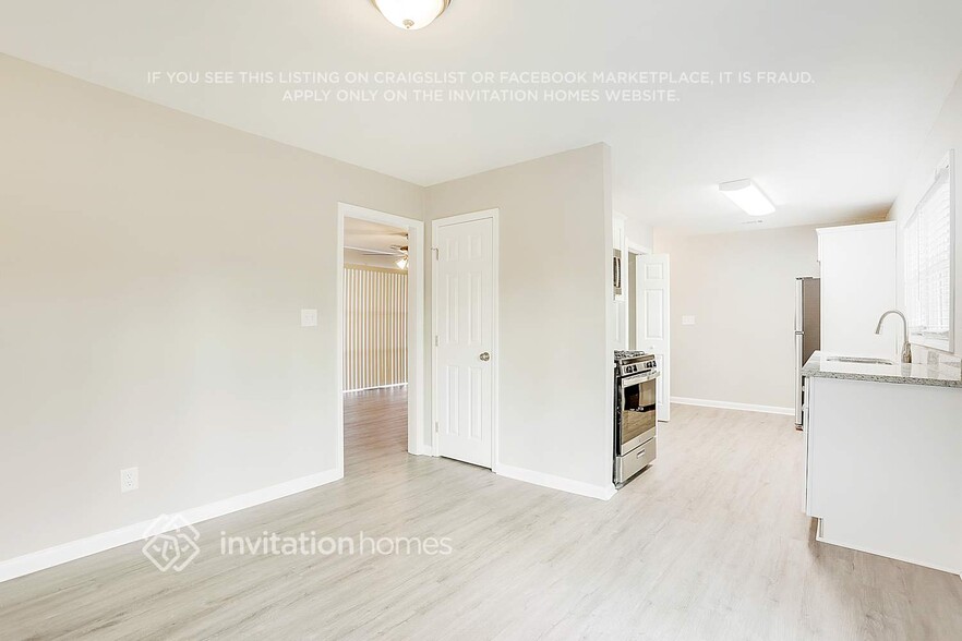 Building Photo - 2355 Collier Dr