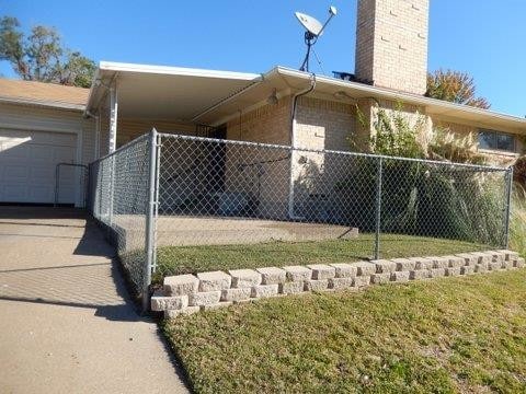 Building Photo - 8403 Lullwater Dr