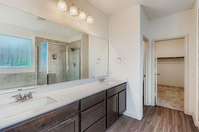 Building Photo - 16605 Aventura Ave