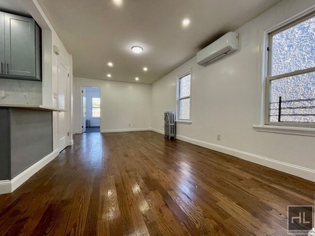 Building Photo - Newly Renovated, Beautiful 4 Bedroom Apt i...