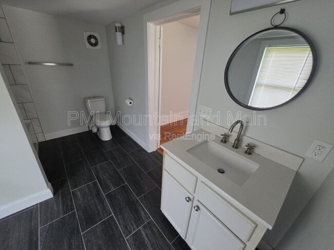 Building Photo - 161 Logan Ave