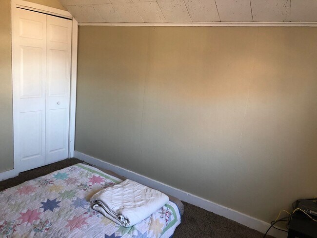 Building Photo - AVAILABLE JUNE - 2 BED 1 BATH