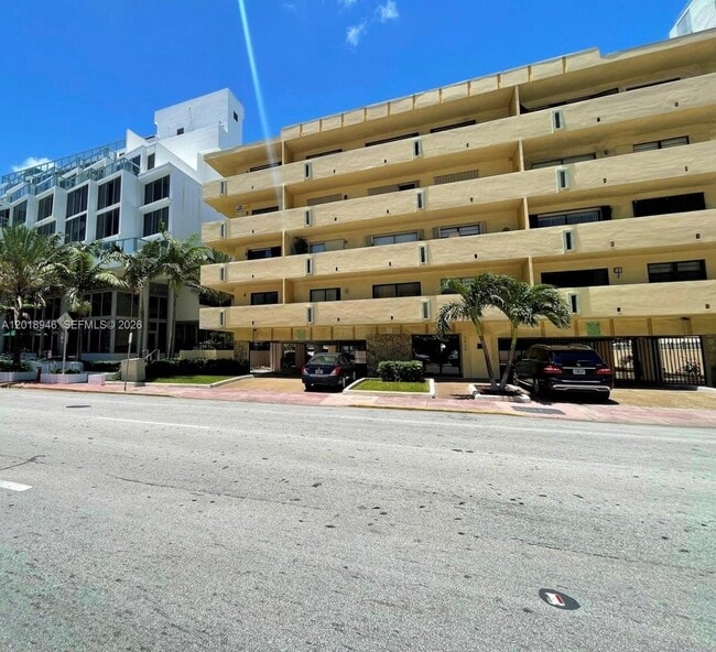 Building Photo - 2924 Collins Ave