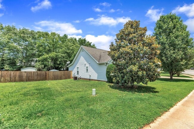 Building Photo - **Cute 3/2 Bungalow in Flaherty Farms**