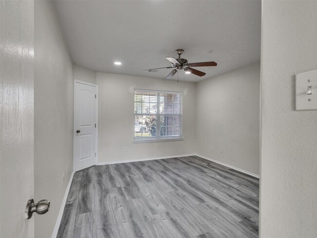 Building Photo - 10914 View Pointe Ln
