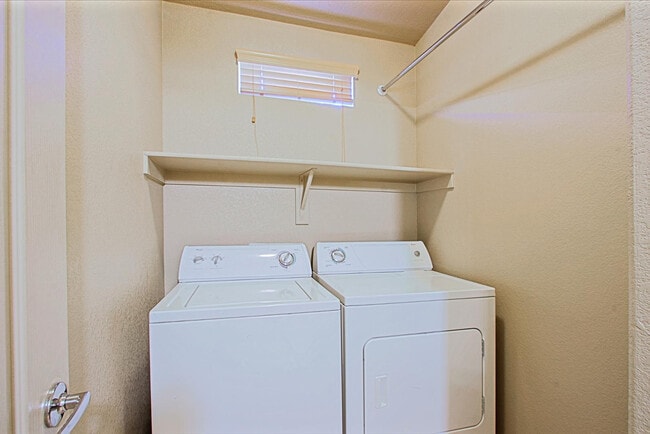 Building Photo - 2402 E 5th St