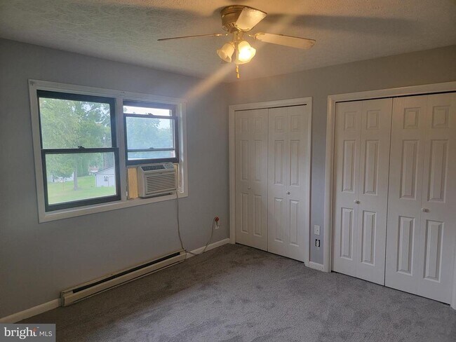 Building Photo - 691 Center Dr