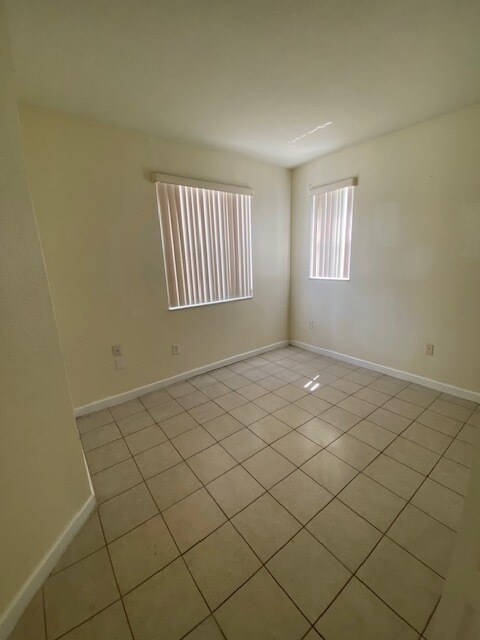 Building Photo - 1663 SE 27th Dr
