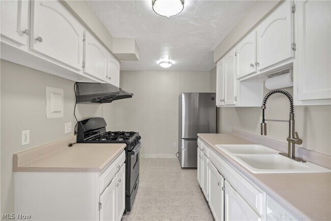 Building Photo - 12900 Lake Ave