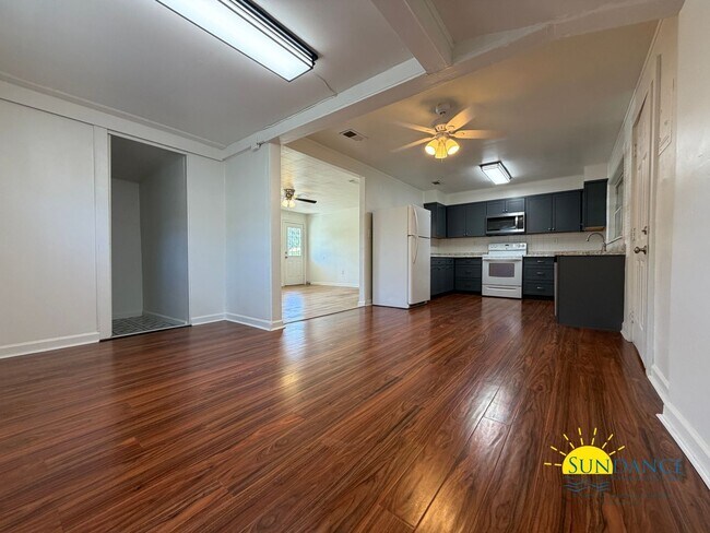 Building Photo - Vintage 3 Bedroom Home in the Heart of Fort Walton!