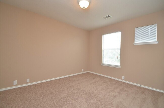 Building Photo - 915 Butterfly Ln