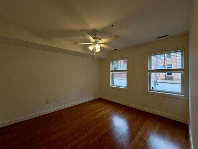 Building Photo - 902 S Linwood Ave
