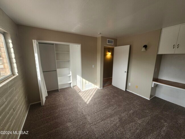 Building Photo - 3565 E Calle del Prado