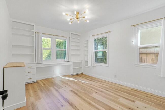 Building Photo - 1524 E Mariposa Ave