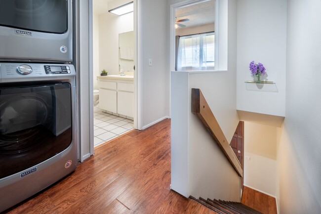 Building Photo - 2 bedroom / 1 1/2 bath / 2 parking condo i...