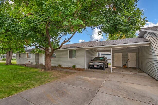 Building Photo - 2 bed 1 bath Rancher duplex