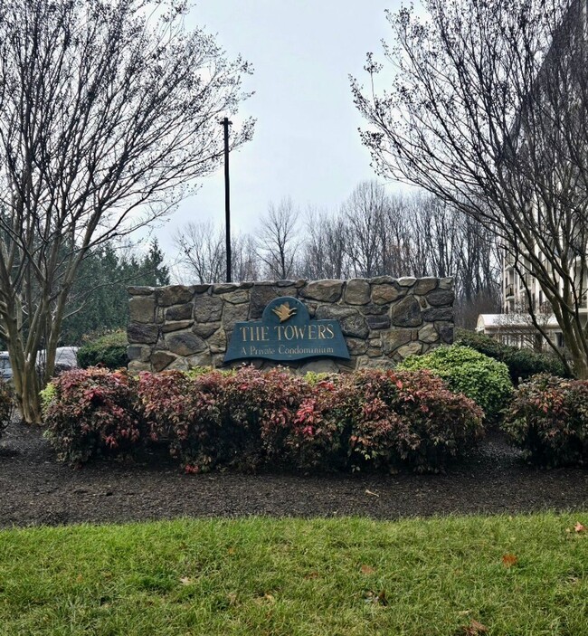 Building Photo - Towers of Valley Run - 1 Bedroom Condo in ...