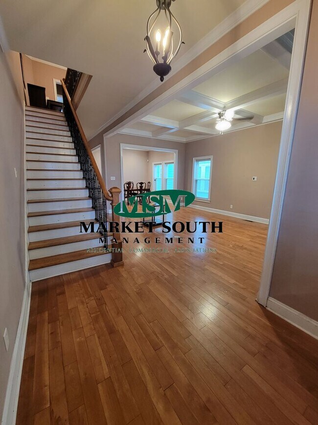 Building Photo - **APPLICATION PENDING!! Renovated Historic District!