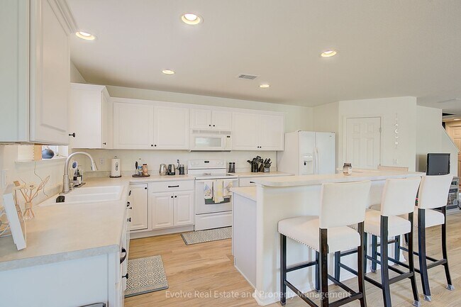 Building Photo - Evolve Real Estate: Beautiful Corner Townhome Available for Move-in on July 21st!