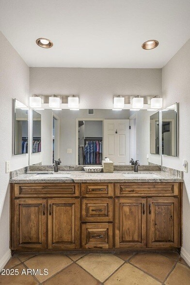 Building Photo - 7620 E Vía Del Placito