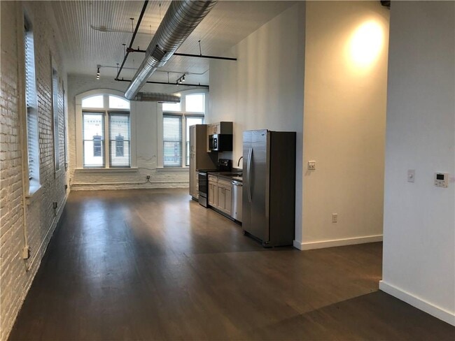 Building Photo - 102 E 2nd St