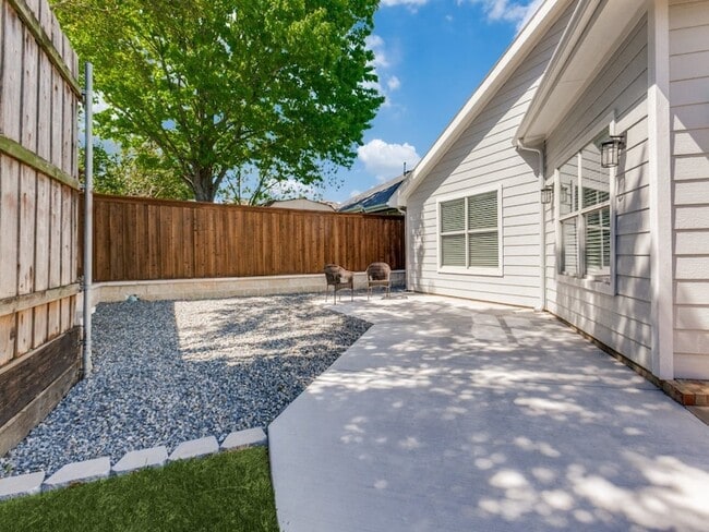 Building Photo - 1305 Greenbriar Ln