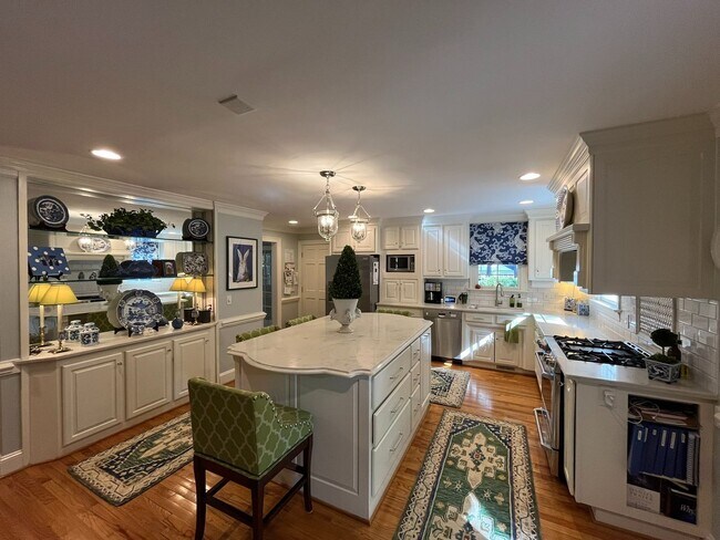Building Photo - Incredible 5BD, 4.5BA House in Downtown Ra...
