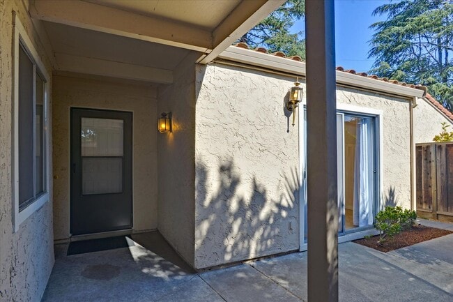 Building Photo - Great Home in Secure Complex