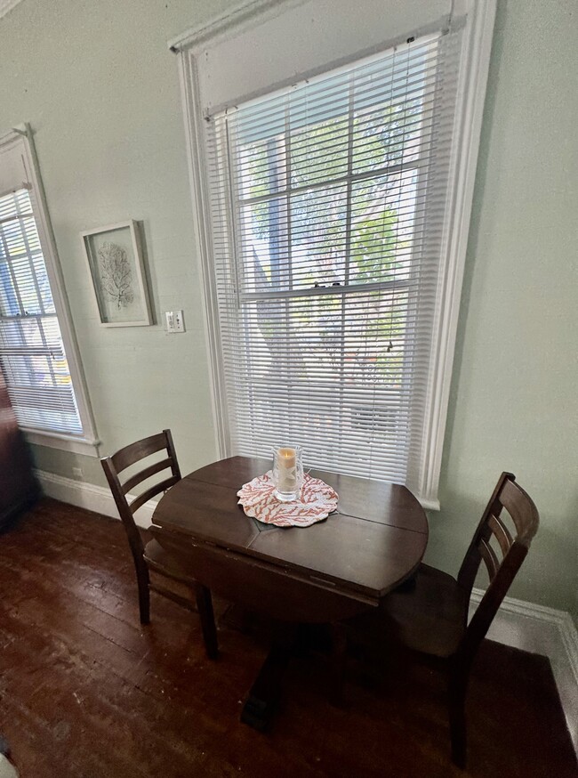 Dining - 400 Simonton St