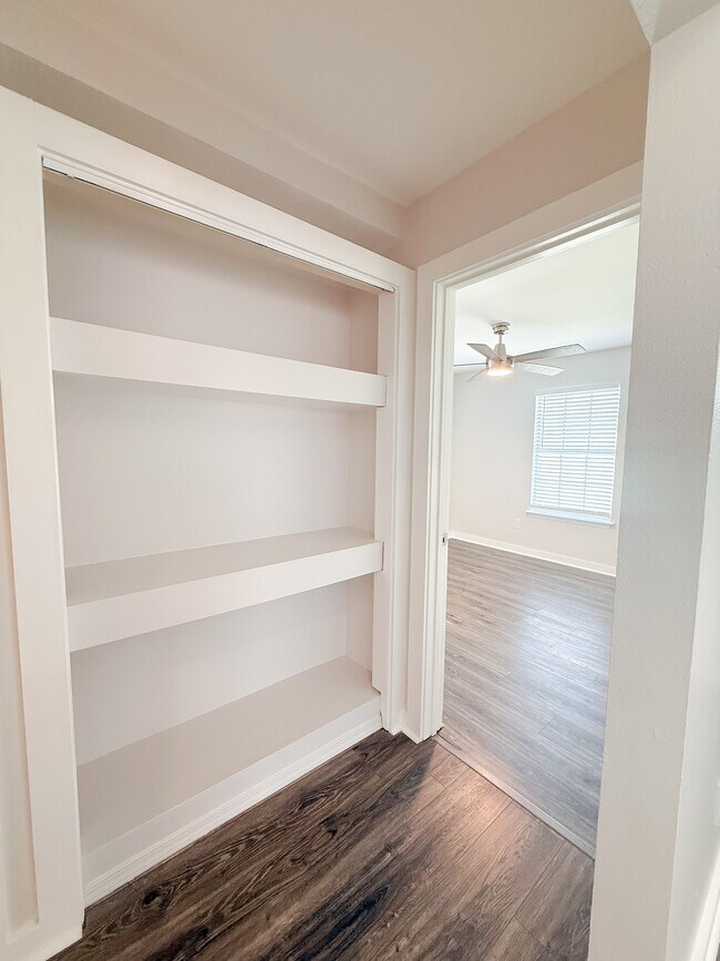 Building Photo - 161 Mirabelle Cir