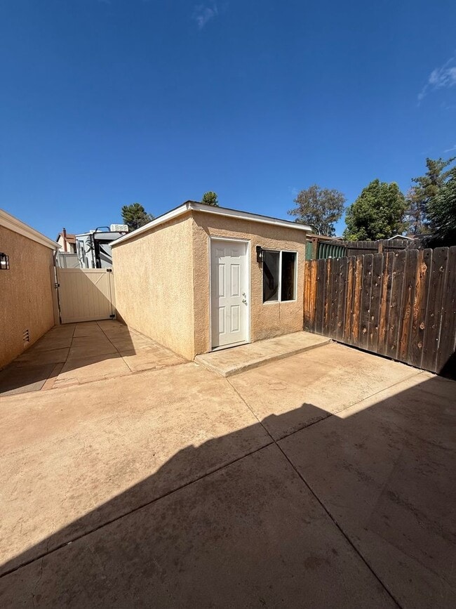 Building Photo - Beautiful 3 Bedroom 2 bath home in well de...