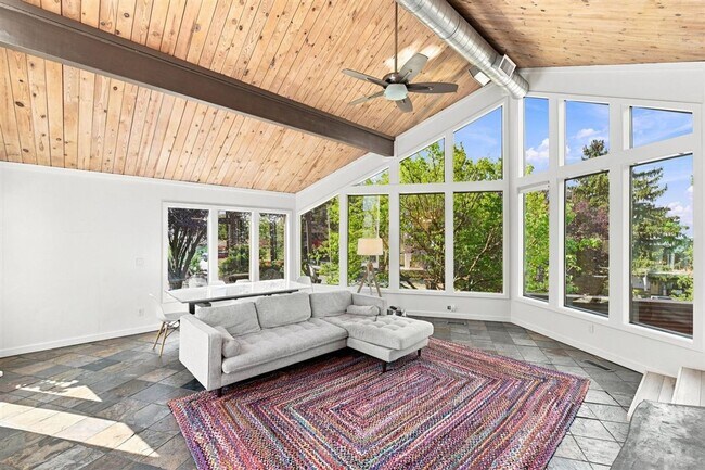 Building Photo - Remodeled Mid-Century 3-Bedroom, 2.5-Bath Home in a Highly Desirable Boise Neighborhood