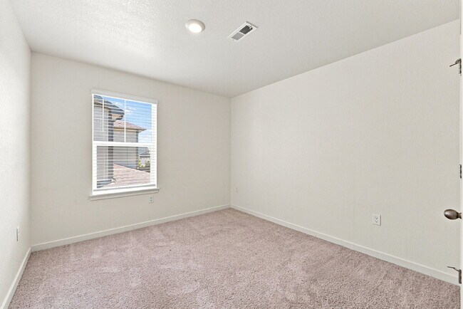 Building Photo - $2,845.95 with $300 Off the first month's rent, 4 Beds - 2.5 Baths, Single Family Home in Aurora ...