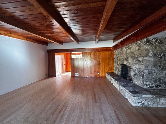Building Photo - SPACIOUS 3 BEDROOM 2.5 BATH IN THE HEART OF LOS FELIZ