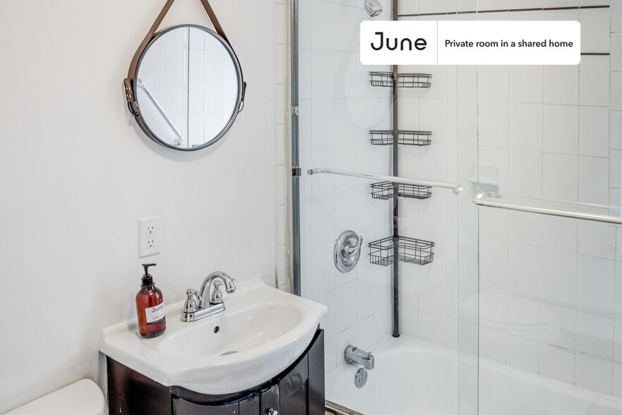 Building Photo - Private bedroom in 5 bed/1 bath Home