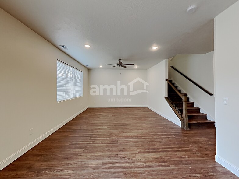 Building Photo - 2440 E Surry Way