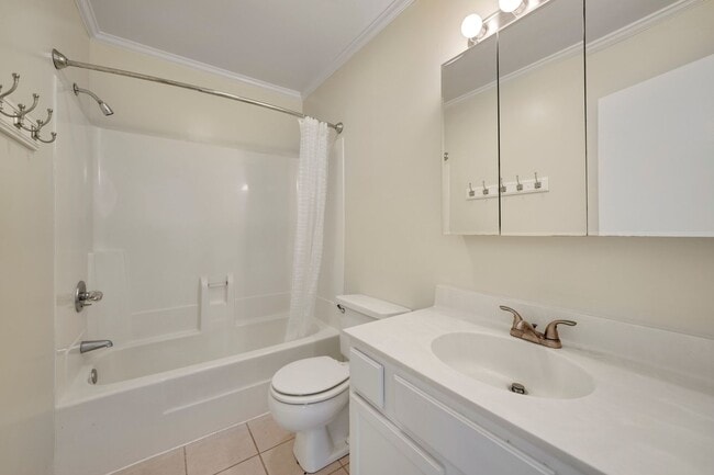 Building Photo - Available April! Convenient 2 BR/2.5BA Townhome