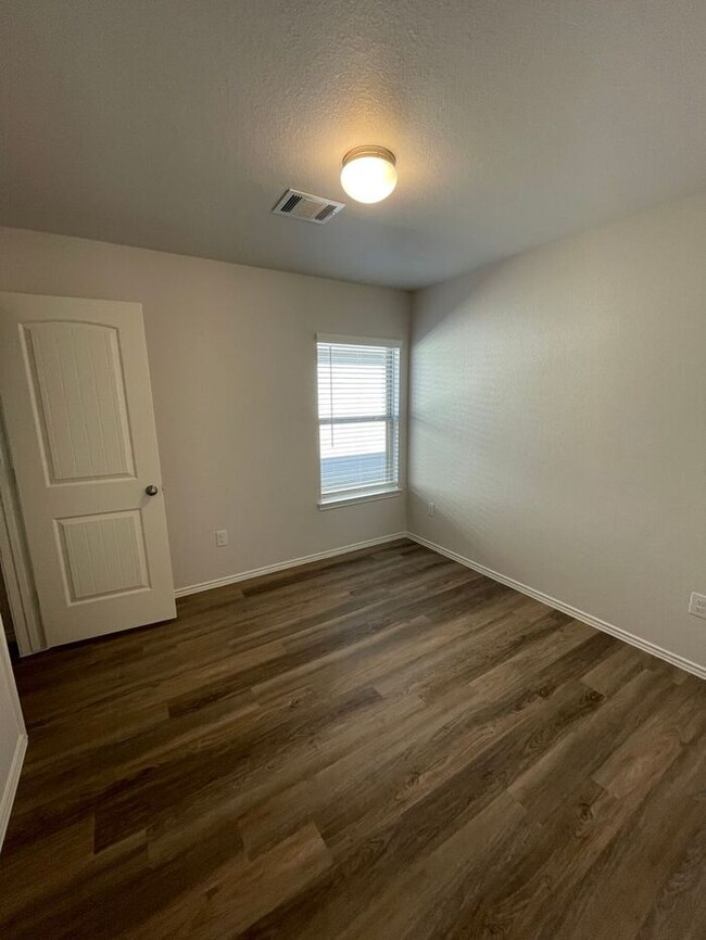 Building Photo - New Year's Promotion! Three Bedroom | Two ...