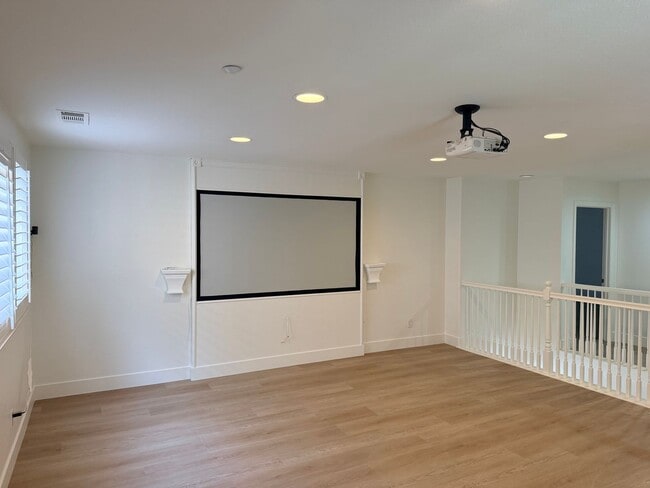 Building Photo - Amazing 5 bedroom home for rent in North Fontana