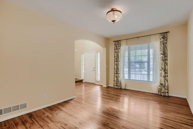 Building Photo - Amazing 5-bedroom home in Cherry Creek School District! Basement Apartment with kitchen! Move in ...