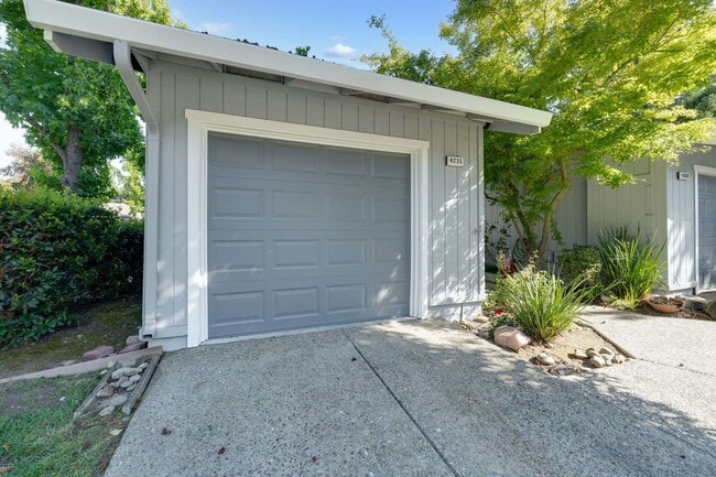 Building Photo - 4235 Sheldon Cir