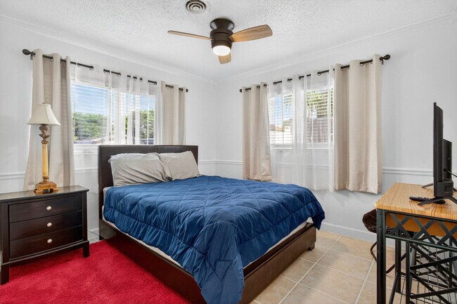 Building Photo - 2270 SE 5th St