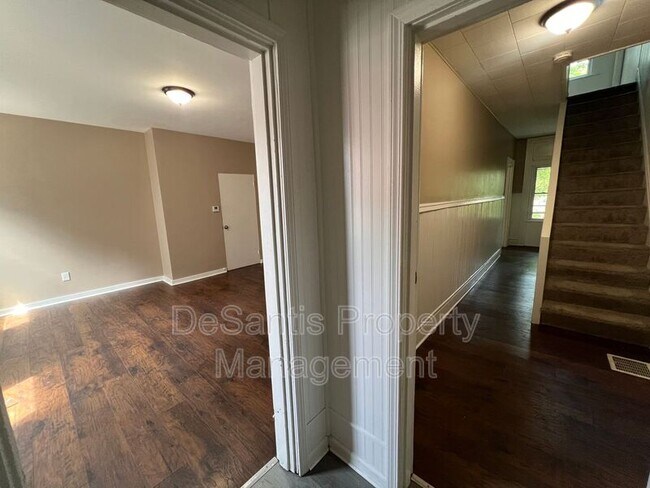 Building Photo - 1104 Brabec St