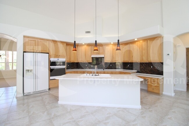 Building Photo - 902 E Desert Flower Ln