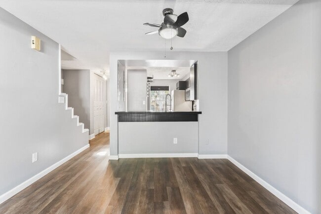 Building Photo - Special Offer – One Week Free Rent!