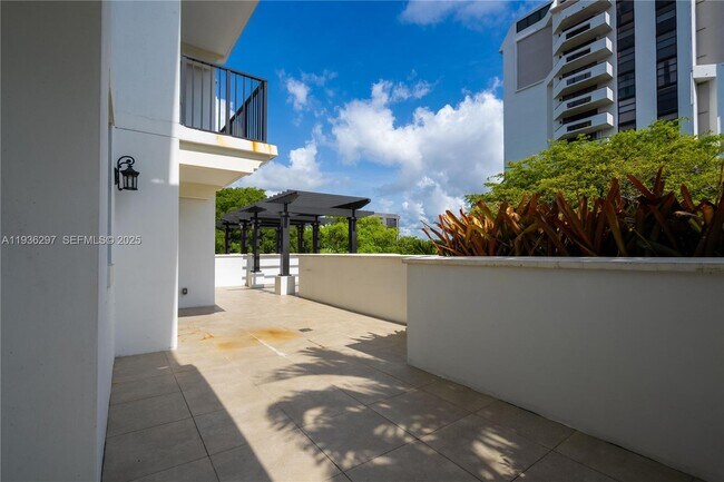 Building Photo - 1091 Galiano St