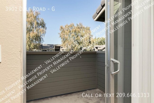 Building Photo - Modesto 2 Bedroom 2 Bath Condo "Parkview V...