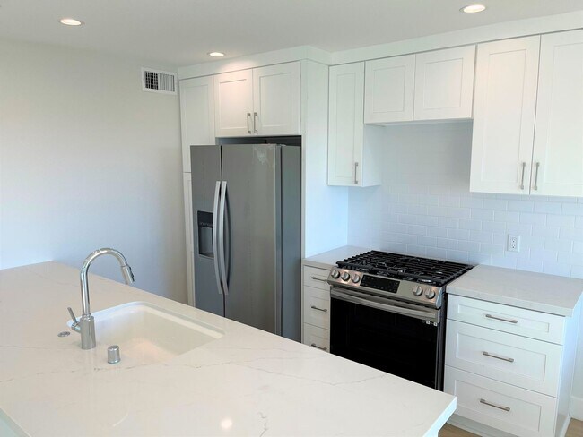 Building Photo - Ocean View Single Level Laguna Beach Condo!